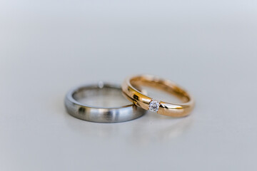 Eheringe in gold und silber mit Diamant