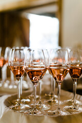rose Prosecco in Sektgläsern bei Sektempfang 