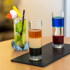 Cocktails tricolore présentés sur une ardoise