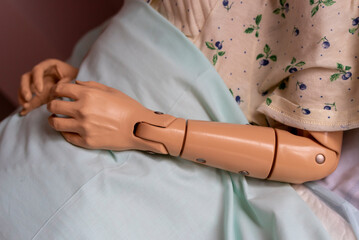 Bras articulé de mannequin en plastique