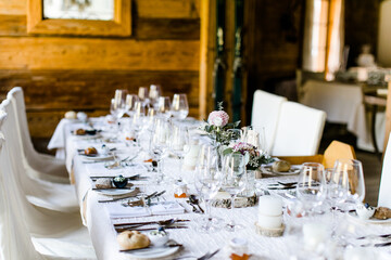 Tischdeko bei Hochzeit im Restaurant mit Menükarte und Gastgeschenk