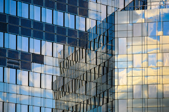 cielo e nuvole riflesso su facciata edificio