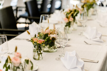 Festlich gedeckter Tisch bei Hochzeit im Restaurant Hochzeitsdeko 