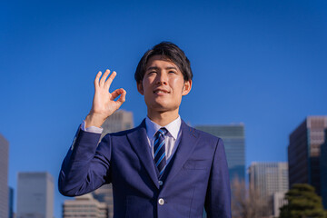 OKポーズのビジネスマン