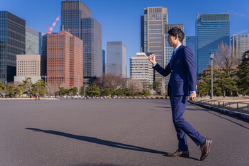 歩き出す若いビジネスマン