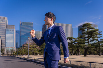歩き出す若いビジネスマン