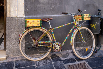 Fototapeta na wymiar old bicycle with decorations in a street