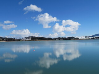 Wolken spiegeln sich im See