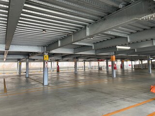 誰もいない屋内の広い駐車場