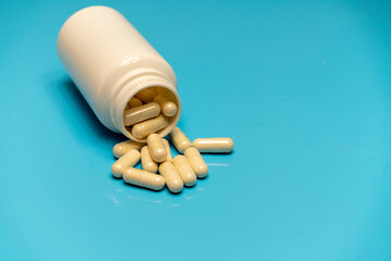 Bote abierto con cápsulas medicamentosas