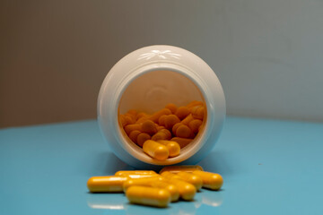 Bote abierto con cápsulas medicamentosas