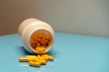 Bote abierto con cápsulas medicamentosas