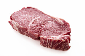 Surowy stek wołowy, czerwone mięso na białym tle - 581487255