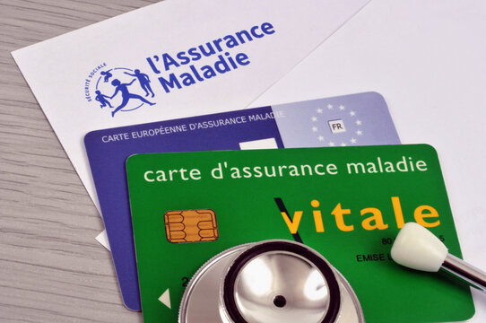 Carte Vitale et carte d'assurance maladie europ&eacute;enne avec un st&eacute;thoscope en gros plan sur une feuille d'assurance maladie