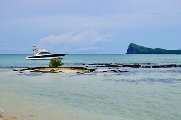 Fototapeta na wymiar Meeresstrand mit Boot auf Mauritius