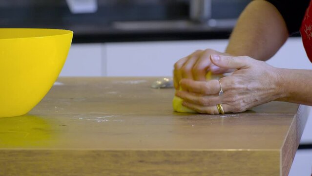 donna impasta piadina romagnola in cucina