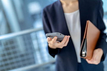 ビジネス・スマホを使う女性