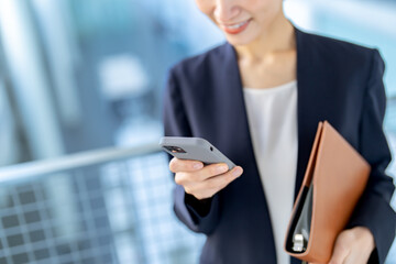 ビジネス・スマホを使う女性