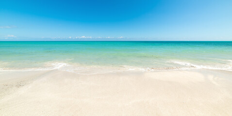Fototapeta na wymiar Turquoise water in Miami Beach shore