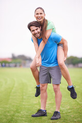 Obraz premium We always have fun together. a young man playfully carrying his girlfriend on his back while working out.
