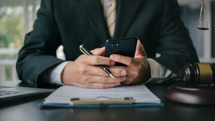 Lawyers and legal requirements and bribery in adjudicating and adjudicating litigation cases.