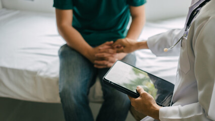 Obraz premium Male patient consulting a medical specialist at hospital. Taking a patient's history