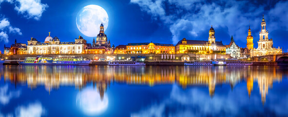 Fototapeta na wymiar Elbpanorama, Dresden, Deutschland 