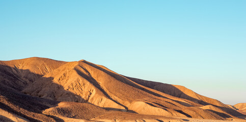 Fototapeta na wymiar desert mountains and cloudless sky in egypt
