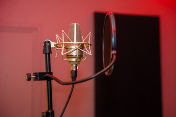 Fototapeta na wymiar Micro dnas un studio d'enregistrement pour prise de voix