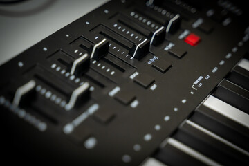 table de mixage noir avec portards en ligne