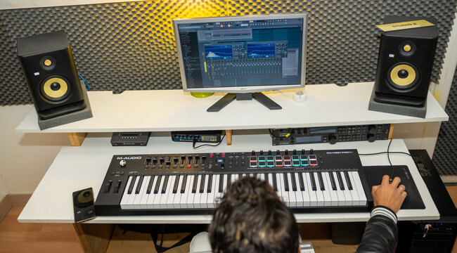 studio d'enregistrement vu de haut durant un travail de cr&eacute;ation musicale