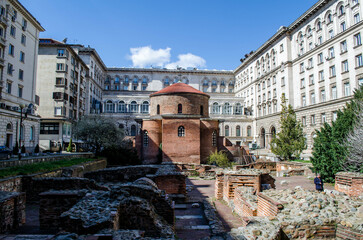Naklejka premium On the streets of Sofia. church of saint George. View of historic building