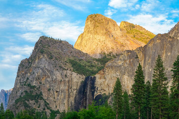 Fototapeta na wymiar Beautiful view inside of Yosemite National Park in California