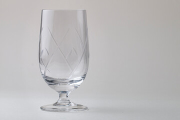 Cálice de cristal para licores e fundo branco