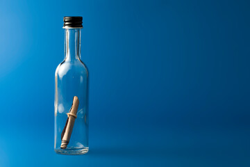 Garrafa de vidro transparente com pergaminho de papel marrom