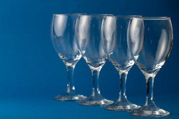 Taças de vinho de vidro com fundo azul