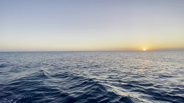 sur la mer au soleil couchant