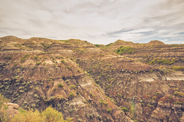 Obraz premium Textured hills of the Badlands of Drumheller with overcast sky