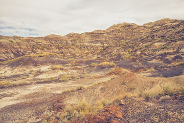 Obraz premium Landscape of the hills of the Badlands with an overcast sky in Drumheller