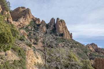 Paysage de montagne dans le massif de l'Esterel en bord de mer sur la Côte d'Azur dans le Sud de la France