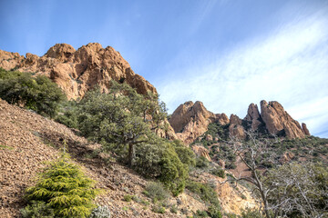 Fototapeta premium Paysage de montagne dans le massif de l'Esterel en bord de mer sur la Côte d'Azur dans le Sud de la France