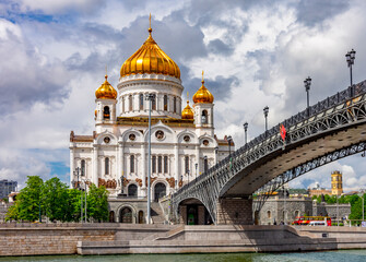 Fototapeta na wymiar Cathedral of Christ the Savior (Khram Khrista Spasitelya) and Patriarshy bridge, Moscow, Russia