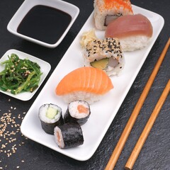 Frisches Sushi auf einer Schieferplatte - 581581816