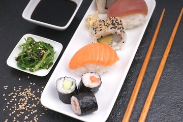Frisches Sushi auf einer Schieferplatte - 581582266