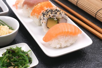 Frisches Sushi auf einer Schieferplatte - 581582669