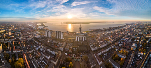 Panorama von Bremerhaven und eine weite Aussicht auf die Weser und das Umland, Luftaufnahme mit...