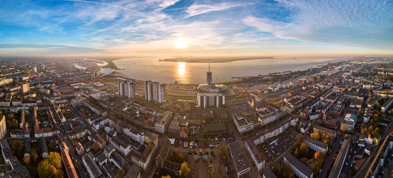 Panorama von Bremerhaven und eine weite Aussicht auf die Weser und das Umland, Luftaufnahme mit schönem Ausblick zum Sonnenuntergang, Städtisches Bild aus der Luft, aerial skyline view