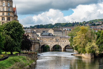Naklejka premium View of Pulteney Bridge with Bath city in Background, UK