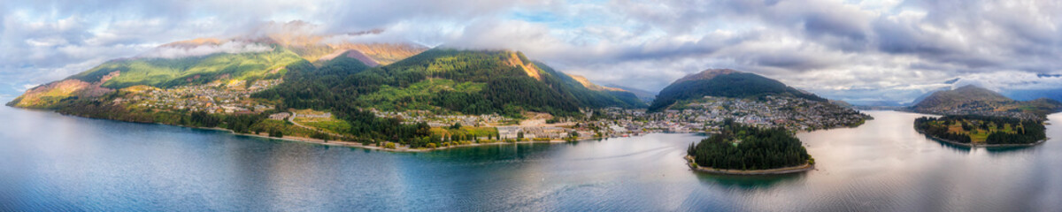 D NZ Queenstown close waterfront pan