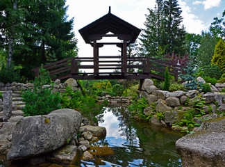 mostek i pagoda nad wodą w japońskim ogrodzie, ogrodowa sadzawka, ogród japoński, japanese garden, Zen garden, garden waterfall japanese garden, Zen garden, karesansui garden, 